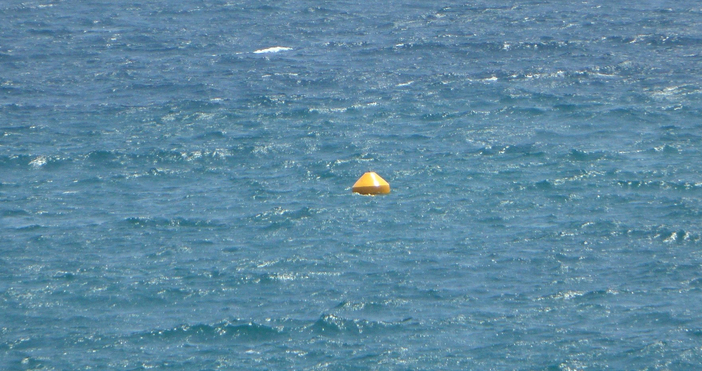 Буйове които измерват вълнението на морето и температурата на водата