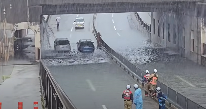 Проливни дъждове връхлетяха тази сутрин южния японски остров Кюшу като