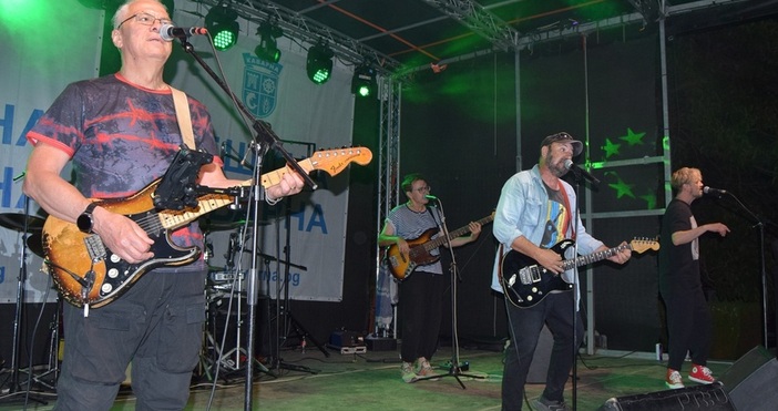 Впечатляващ концерт изнесоха Стефан Вълдобрев и Обичайните заподозрени на площад