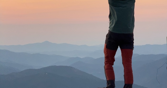 Ники Василковски изненада феновете си от ръба на висока скала