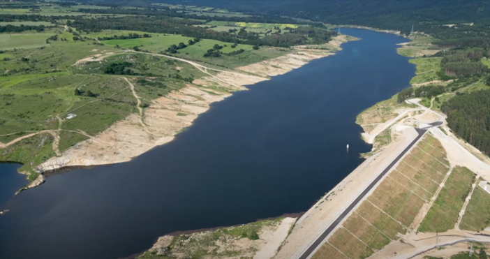 Язовир Луда Яна се намира на 2 км от Панагюрище