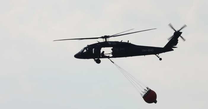 Хеликоптер се включи в гасенето на пожара край Сунгурларе На