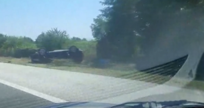 Обърнат автомобил в канавката на магистрала Тракия в посока Бургас