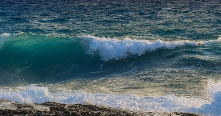 Днес сутринта едно смело момиче извади от морето бедстваща жена