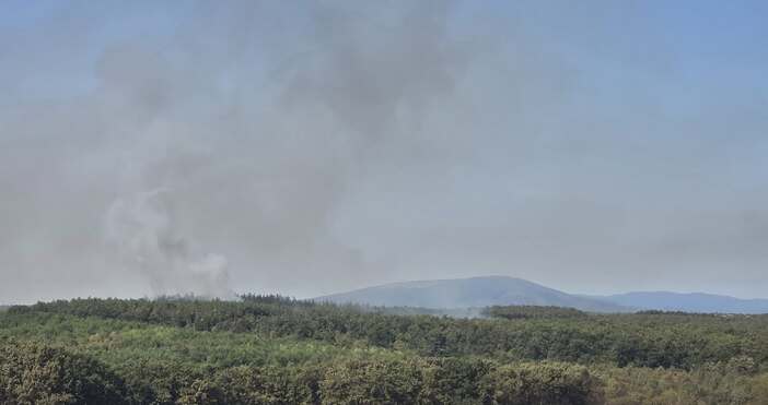 Няма пряка опасност пожарът който бушува трети ден в Сунгурларска