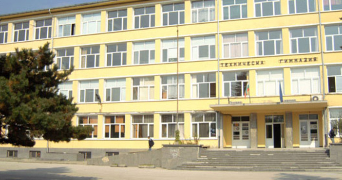 От 18 30 ч в понеделник 11 август пред входа