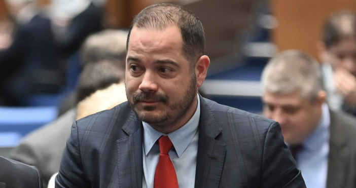 Кортежът на Румен Радев е достоен за велик диктатор Това написа във