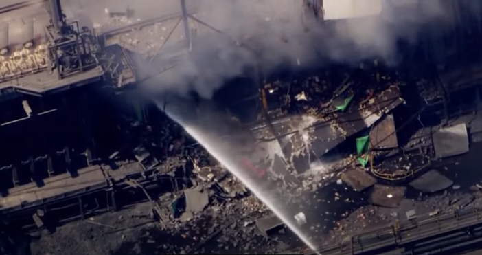 Кадри YoutubeГолям брой хора бяха ранени при експлозия в завод
