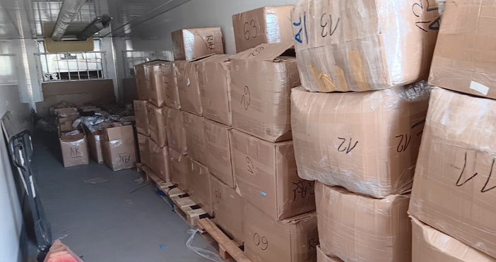 Снимки Агенция Митници Контрабандни обувки текстилни изделия кожени чанти и куфари