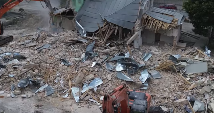 Започна събарянето на емблематичната сграда на Халите на Централния кооперативен