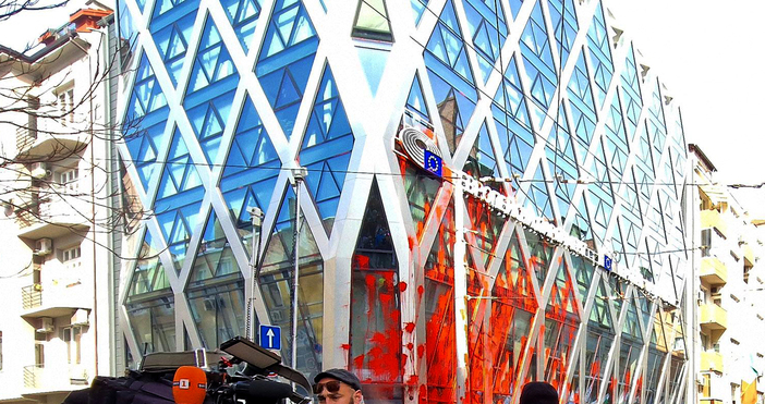 Сградата на Представителството на ЕК у нас смени счупените стъкла