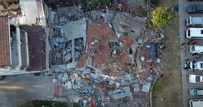 Два нови труса през десетина минути разлюляха снощи турския град