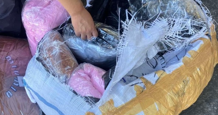 Служители на Митнически пункт Капитан Андреево задържаха 7657 текстилни изделия