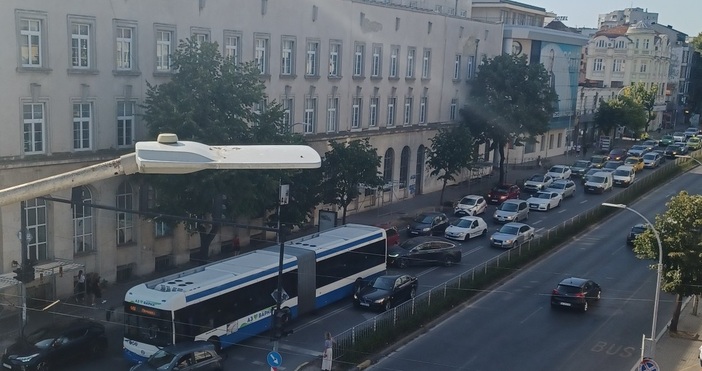 За катастрофа между лек автомобил и автобус на градския транспорт
