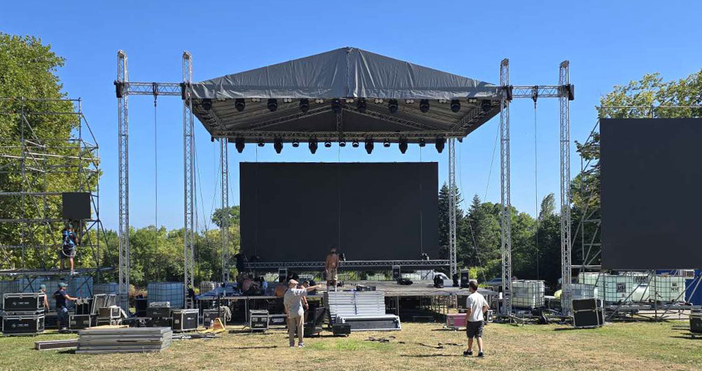 Сцената на която ще се проведе големият празничен концерт за