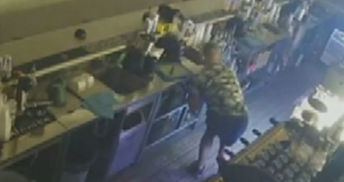 Мъж открадна петцифрена сума от заведение в Бургас На кадри