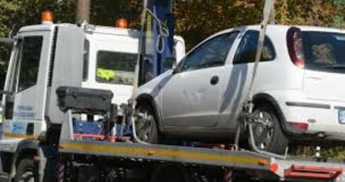 Над 20 автомобила паркирани на ул Патриарх Евтимий в центъра