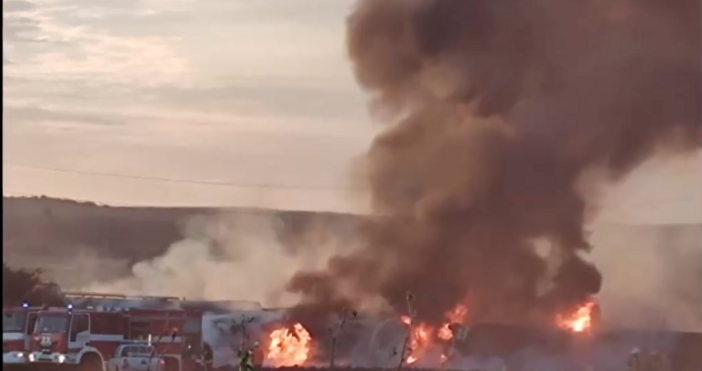 Стопкадър бТВВлак с осем цистерни гори в момента до село