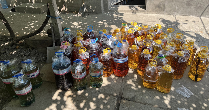 1169 литра етилов алкохол откриха и задържаха митническите служители от