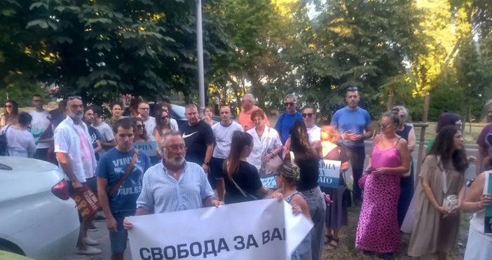 Варненци протестираха пред заведението на Пламенка Димитрова жената която