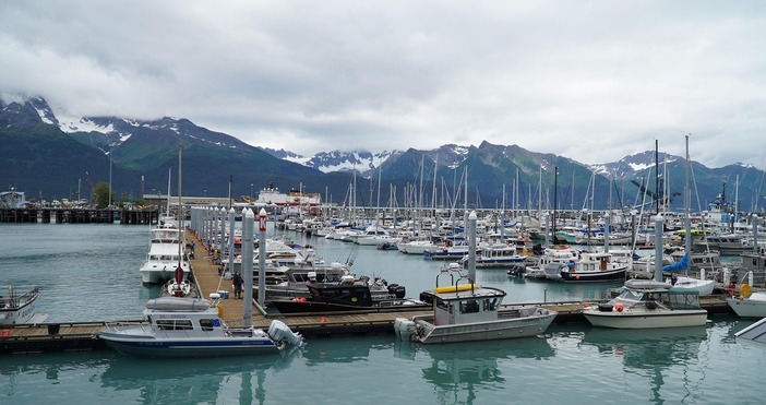 Аля̀ска на английски Alaska САЩ əˈlæskə произношение на алеутски Alax̂sxax̂ на инупиак Alaasikaq на алютикски Alas kaaq на тлингит Anáaski е 49 ият щат на САЩ приет на 3 януари 1959 г 1 Той