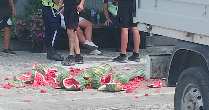 Жена от Казанлък счупи бариерата пред сградата на Общината и