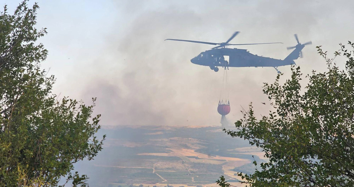 Два хеликоптера Кугър се включиха в гасенето на пожара край