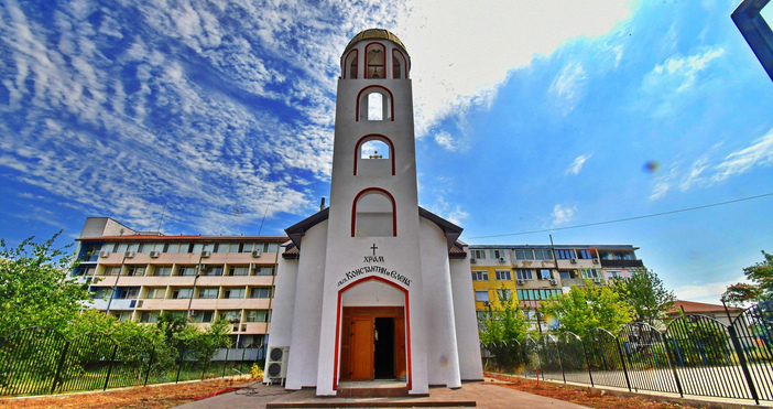 Снимки: Нов православен храм, носещ името Св. св. Константин и