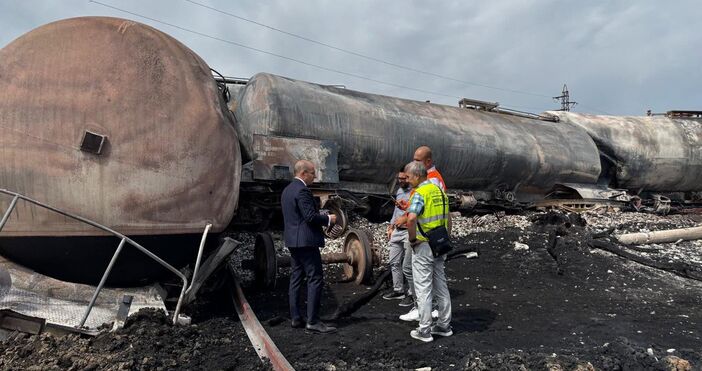 Започна изтеглянето на 22 цистерни от товарната композиция която дерайлира