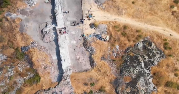 Затова и тук най често стената е била разрушавана а после