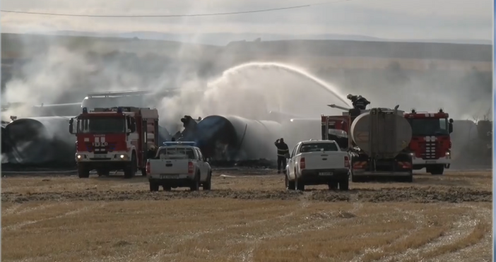 Продължава изтеглянето на дерайлиралите товарни вагони край симеоновградското село Пясъчево