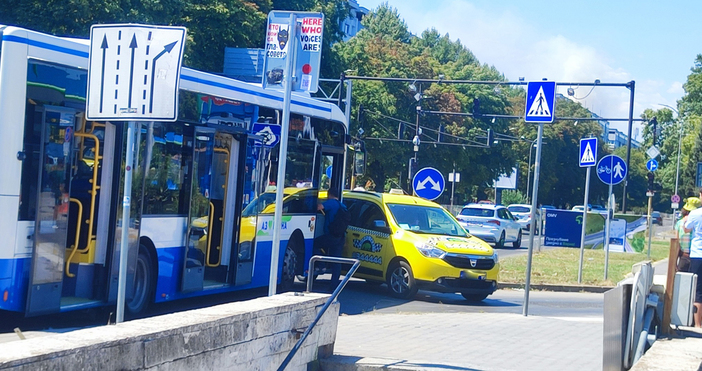 Катастрофа между автобус от градския транспорт и такси е станала