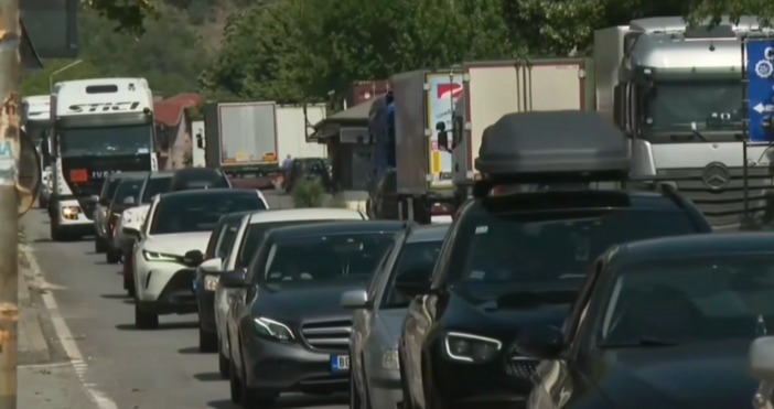 Километрично задръствания в Кресненското дефиле В цялата 16 километрова отсечка движението