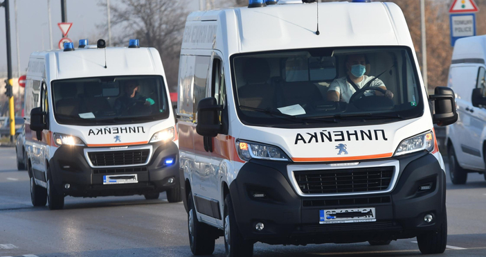 Движението по пътя Благоевград - Дупница, при разклона за село