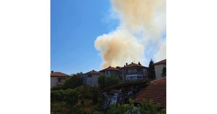 В град Дебелец търсят доброволци за гасене на голям пожар