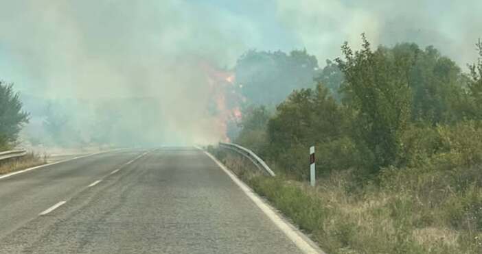 Неизправен тежкотоварен камион предизвика пожар на три места в района