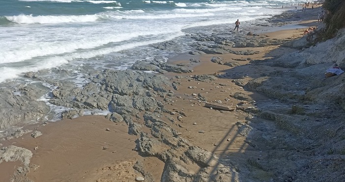 Част от Централния плаж на Бяла е била тотално оглозгана