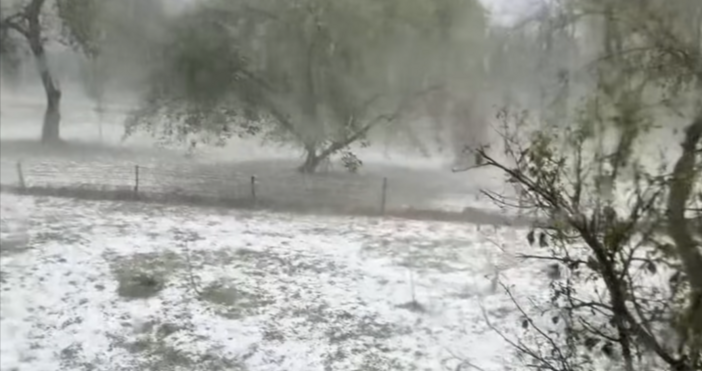 Мощна градушка покри като сняг съседка на България В части от