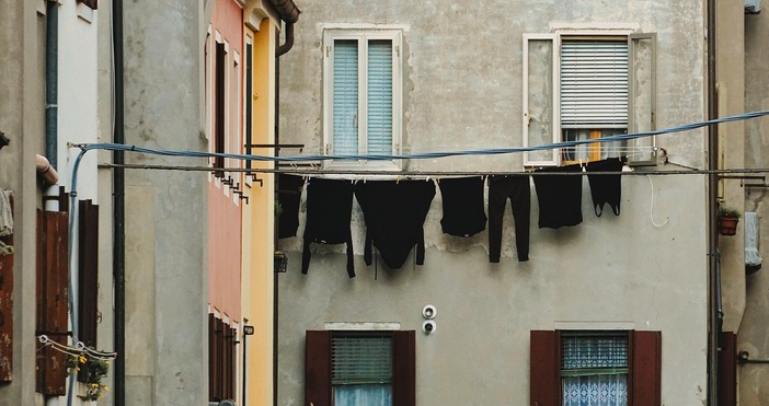 Животът в българските блокове е цяла отделна вселена Зад стените