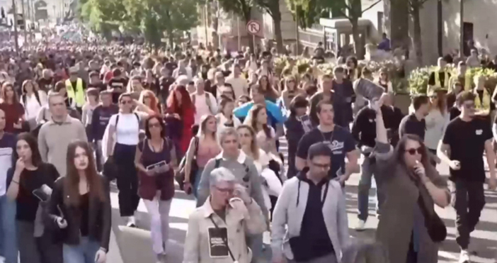 Протестиращи в Белград счупиха с камъни витрините на офис на