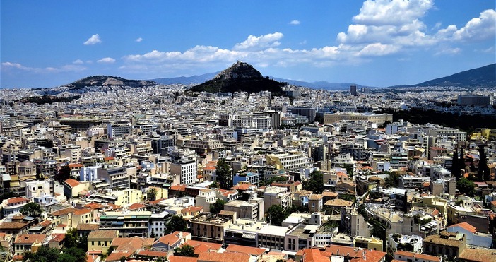 Китайци масово купуват имоти в Атина за да получат право
