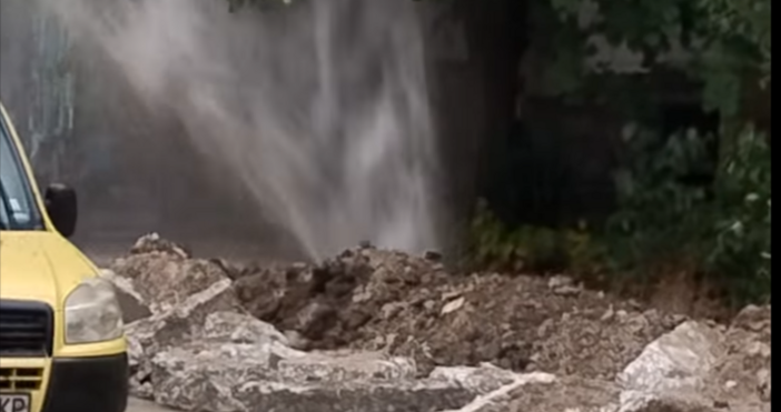 Красив гейзер избухна пред бл 117 вх 6 в Младост  Вижда се че