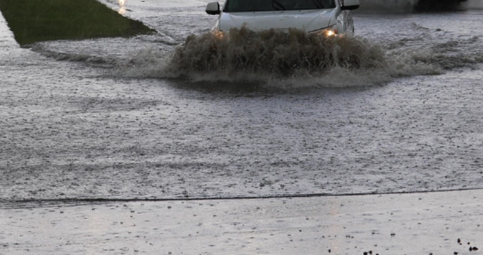 В Стара Загора улиците се превърнаха в реки след проливния