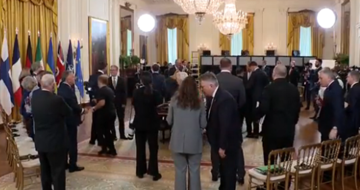 Доналд Тръмп е хванат на включен горещ микрофон да изказва