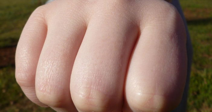 За ужасяваща форма на агресия срещу момиче пред очите на