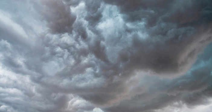 Мощна буря над Южното Черноморие и района на Приморско Около 80