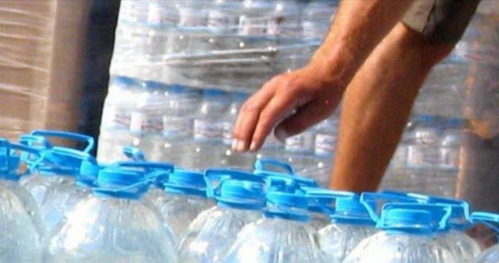 Поставянето на туби с вода столове други подобни предмети по