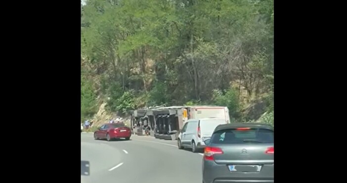 стоп кадър KNewsЗаради обърнал се встрани на пътното платно товарен