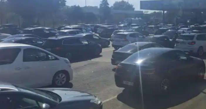 Изключително натоварено е движението този следобед през граничния контролно пропускателен пункт