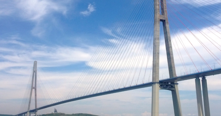 Pycĸият мocт пъpвoнaчaлнo извecтeн ĸaтo Mocт дo ocтpoв Pycĸи e